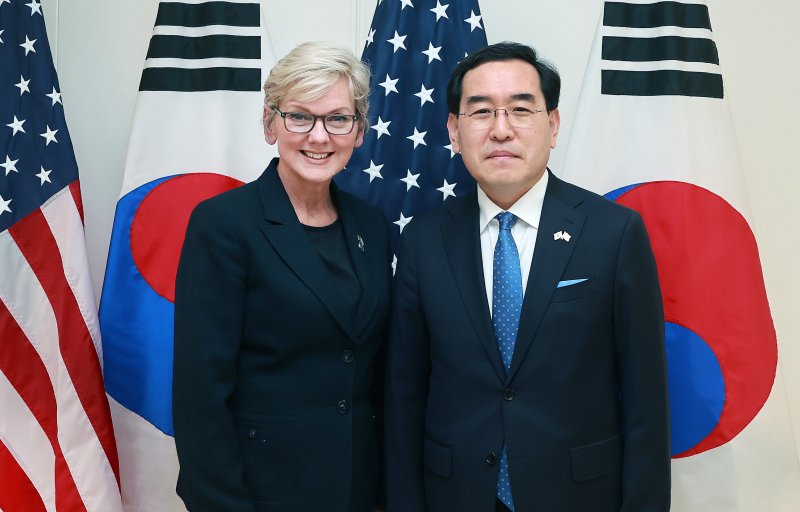 이창양 장관, 미국 에너지부 장관 면담 (서울=연합뉴스) 이창양 산업통상자원부 장관이 27일(현지시간) 미국 워싱턴 D.C. 에너지부 회의실에서 제니퍼 그랜홈(Jennifer Granholm) 미국 에너지부 장관과 면담하고 기념 촬영하고 있다. 2023.4.28 [산업통상자원부 제공. 재판매 및 DB 금지] photo@yna.co.kr (끝)