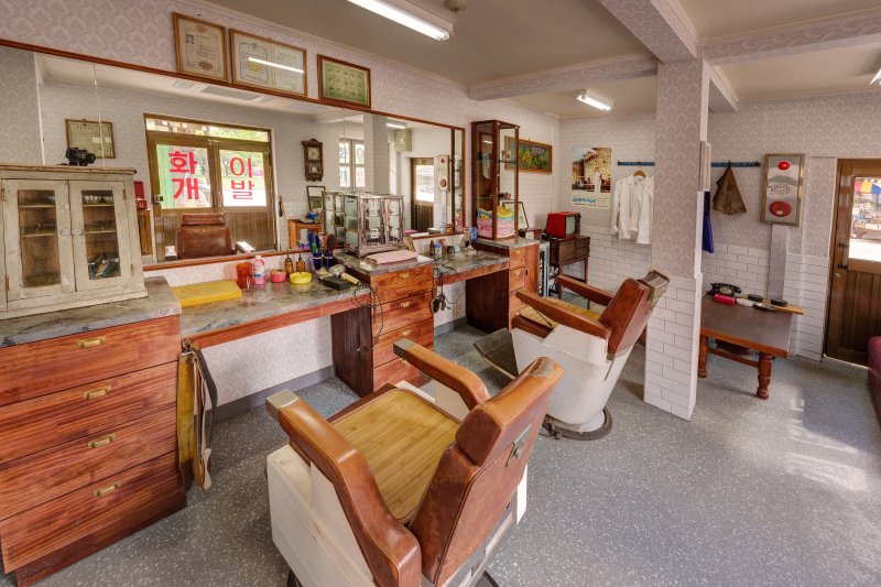 [서울=뉴시스] 국립민속박물관이 어린 시절 학교 가는 길을 재현한 '7080 추억의 거리' 새단장을 마치고 5월3일 재개관한다. 사진은 화개이발관. (사진=국립민속박물관 제공) 2023.04.28. photo@newsis.com *재판매 및 DB 금지