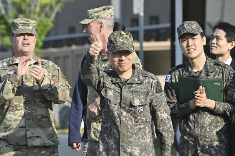 박정환 육군참모총장이 28일 경기 평택 캠프 험프리스에서 열린 E3B 자격시험 평가 현장을 방문해 윌러드 벌러슨 주한미8군사령관과 급속행군을 완주한 장병들을 격려하고 있다. 사진=육군 제공