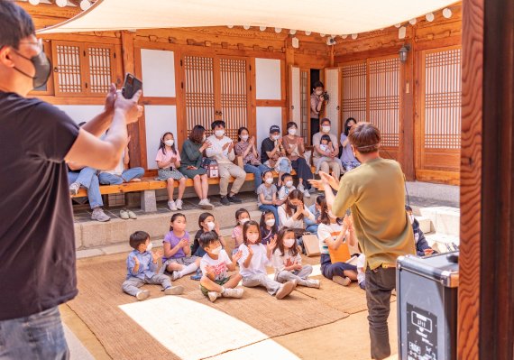 북촌문화센터에서는 5월 5~6일 '네버랜드 북촌, 시간이 멈추는 한옥'을 주제로 행사를 운영한다. /사진=서울시