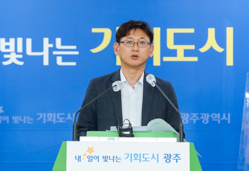김용승 광주시 인공지능산업국장이 28일 광주시청 브리핑룸에서 광주 첨단국가산단 에너지 자립시설 구축 계획을 발표하고 있다.(광주시 제공)2023.4.28/뉴스1