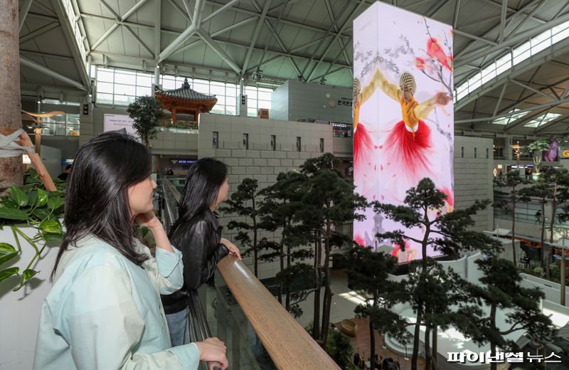 인천국제공항 제1여객터미널에서 여객들이 미티어타워에 송출중인 영상작품을 감상하고 있다. 인천국제공항공사 제공