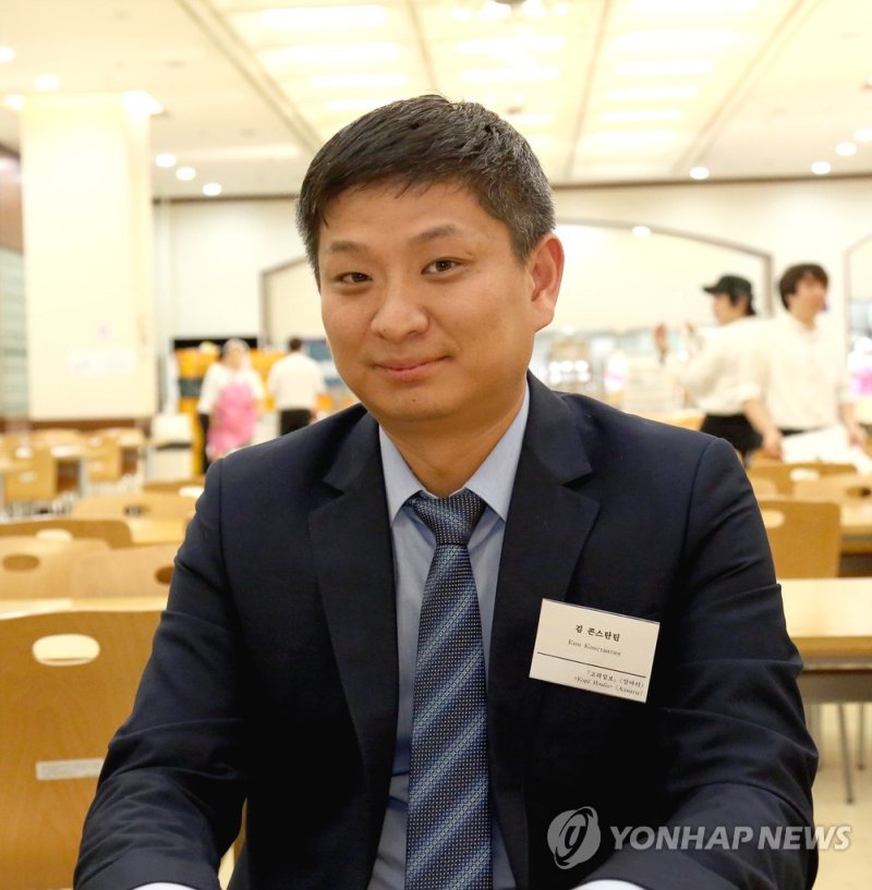 카자흐스탄 친선훈장 받은 고려일보 김콘스탄틴 주필 <사람들> 카자흐스탄 고려일보 김콘스탄틴 주필 (서울=연합뉴스) 강성철 기자 = 카자흐스탄 고려일보의 김 콘스탄틴 주필(37). 김 주필은 11일 오전 연합뉴스 대회의실에서 열린 '고려인 언론사 주필 초청 간담회'에 참석해 "고려신문은 재정적으로 힘들지만 우리말과 혼을 지켜온다는 자부심으로 신문을 만들고 있다"고 소개했다. 2014.10.11 wakaru@yna.co.kr (끝)