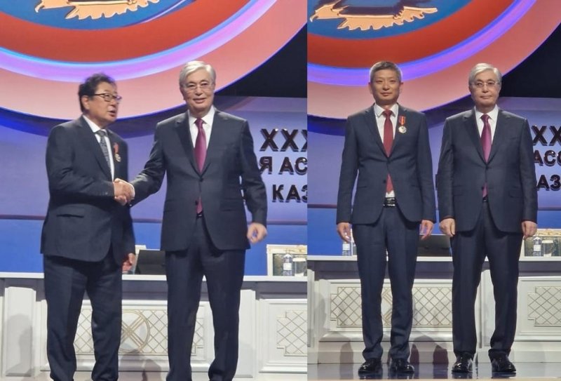 카자흐스탄 친선훈장 받은 김게르만·김콘스탄틴 27일 카자흐스탄 민족회의에서 카심-조마르트 토카예프(양쪽 사진 우측) 카자흐스탄 대통령에게서 친선훈장을 받은 김게르만(사진 좌측) 카자흐스탄국립대 교수와 김콘스탄틴(사진 우측) 고려일보 주필. [카자흐스탄 한인일보 제공]