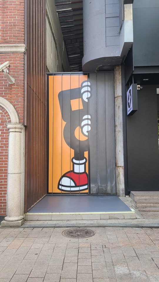 명동길 낡은 시설물에 그래픽을 입힌 모습(롯데쇼핑 제공)