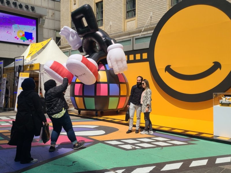 명동예술극장 앞 포토존에서 사진을 찍는 관광객 ⓒ News1