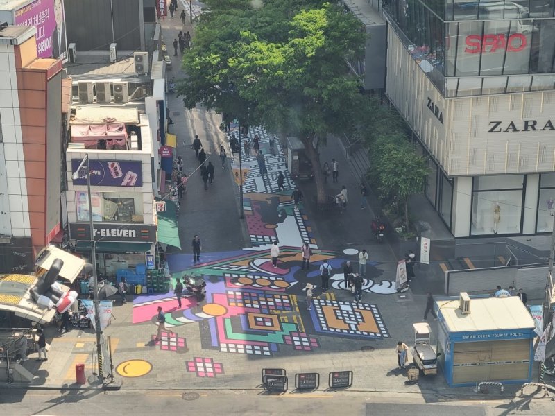 영플라자 7층 브리지에서 내려다본 대규모 바닥화 '라이트업' ⓒ News1