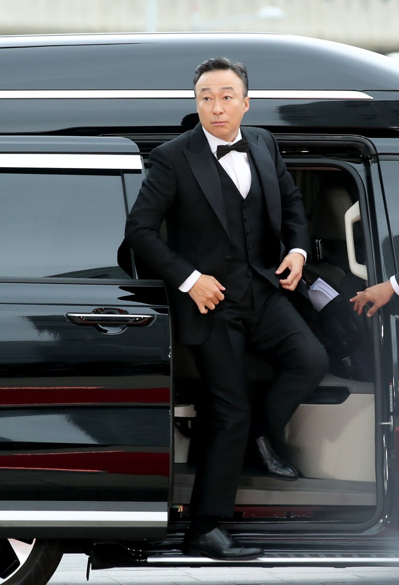 배우 이성민이 28일 오후 인천 파라다이스시티에서 열린 '제59회 백상예술대상'에 참석하기 위해 차에서 내리고 있다. ⓒ News1 권현진 기자