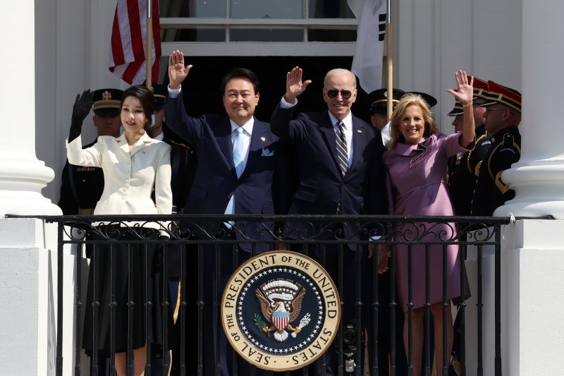 윤석열 대통령과 조 바이든 미국 대통령이 26일(현지시간) 워싱턴DC 백악관에서 공식 환영식을 하고 있다. 사진=공동취재단