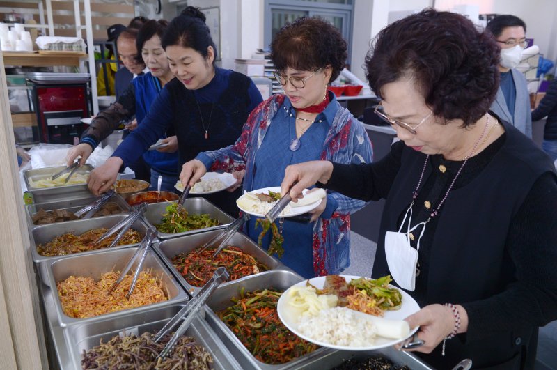 지난 24일 오후 광주 북구 운정동에 위치한 '한백년 식당'에서 손님들이 음식을 접시에 옮겨담고 있다. 해당 식당은 자립 청년 지원과 농민 쌀 소비 촉진, 5·18국립묘지 참배 활성화를 위해 매주 월요일 점심식사를 1000원에 제공하고 있다. 2023.4.29/뉴스1 ⓒ News1 이승현 기자