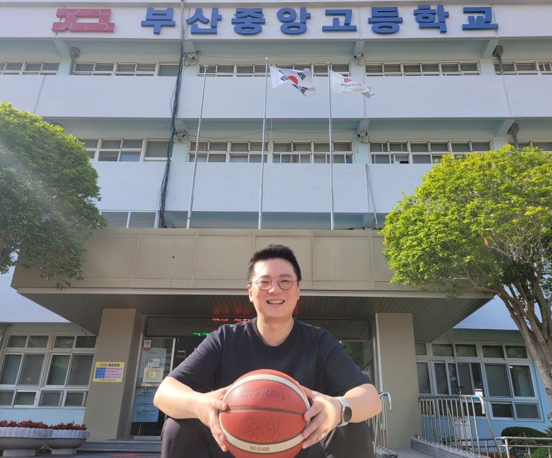 강양현 감독이 부산중앙고등학교 운동장에서 카메라를 향해 미소 짓고 있다.2023.4.28/뉴스1 ⓒ News1 조아서 기자