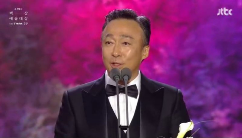 제59회 백상예술대상에서 TV부문 남자최우수연기상을 수상한 이성민이 수상소감을 말하고 있다. (JTBC)
