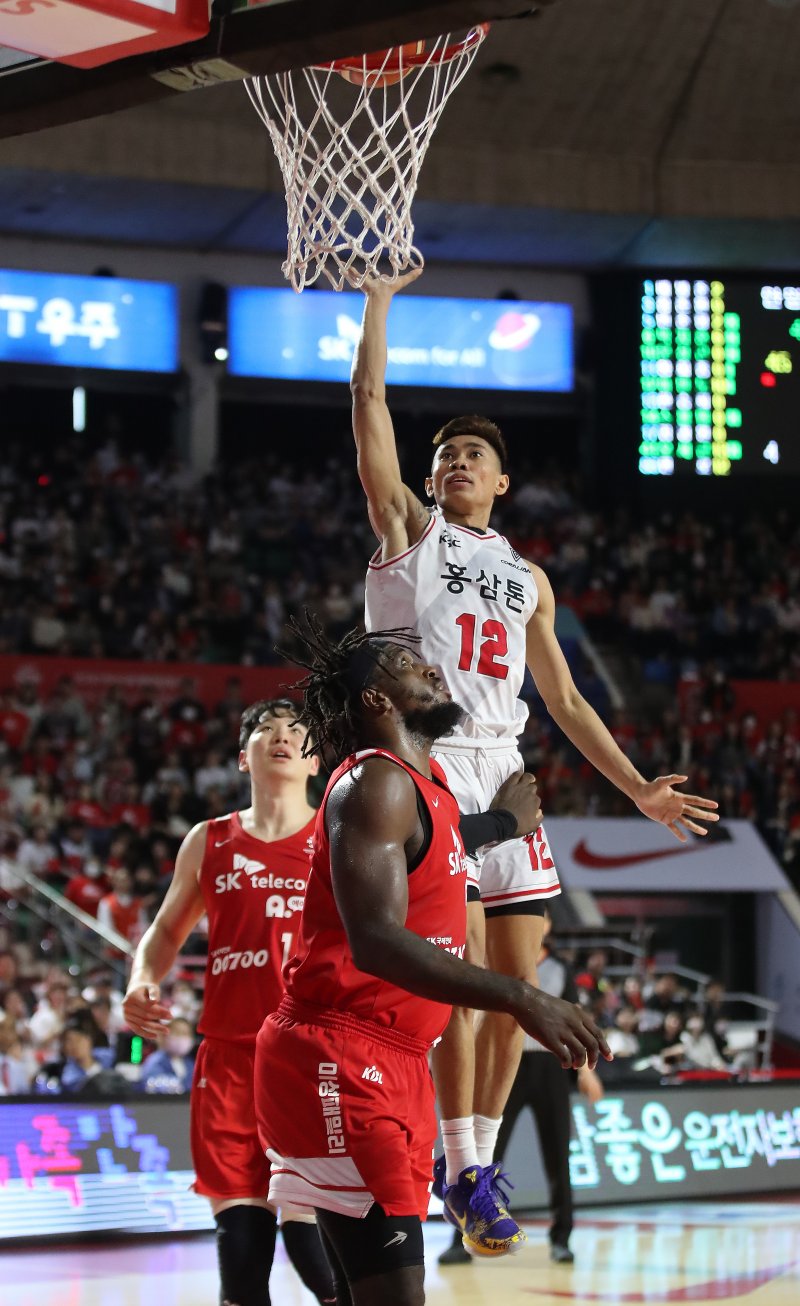 29일 서울 송파구 잠실학생체육관에서 열린 2022-2023 SKT 에이닷 프로농구 챔피언결정전 3차전 서울 SK와 안양 KGC의 경기, 안양 KGC 아반도가 3쿼터 서울 SK 워니의 수비 앞에서 플로터 슛을 성공시키고 있다. 2023.4.29/뉴스1 ⓒ News1 김진환 기자