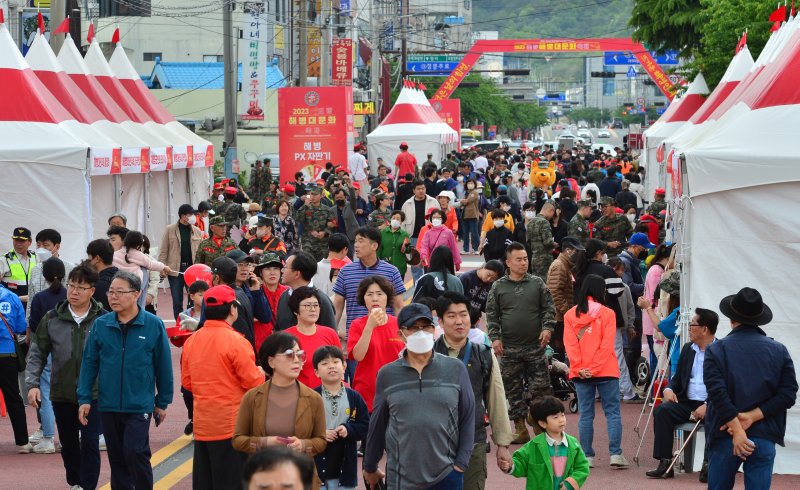29일 오후 경북 포항시 남구 오천읍 해병의 거리에서 열린 '2023 포항해병대문화축제' 첫 날 축제장을 찾은 시민들이 다양한 즐길거리가 있는 부스에서 즐거운 시간을 보내고 있다..2023.4.29/뉴스1 ⓒ News1 최창호 기자