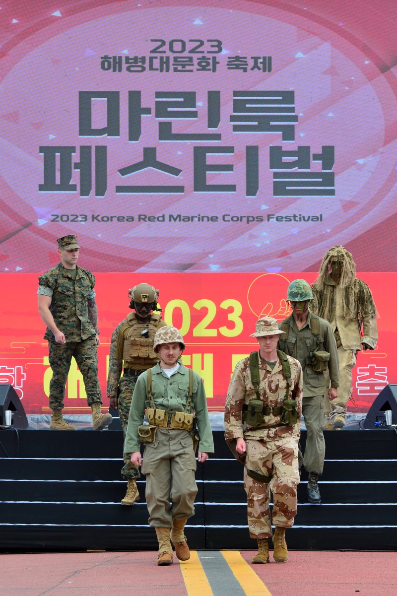 29일 오후 경북 포항시 남구 오천읍 해병의 거리에서 열린 2023 포항해병대문화축제' 첫 날 한·미 해병대원들의 '마린 룩 페스티벌에서 미 해병대 켐프무적 장병들이 다양한 복장을 선보이고 있다. 마린 룩 페스티벌에서는 한·미 해병대 장병들의 각종 군복과 6.25와 베트남 전쟁 당시 착용했던 군복들도 선보였다..2023.4.29/뉴스1 ⓒ News1 최창호 기자