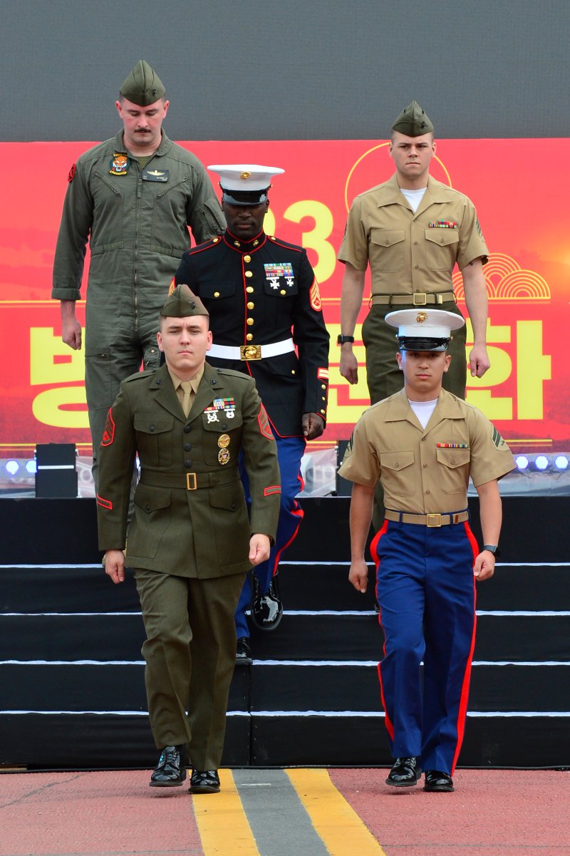 29일 오후 경북 포항시 남구 오천읍 해병의 거리에서 열린 '2023 포항해병대문화축제' 첫 날 한·미 해병대원들의 '마린 룩 페스티벌이 진행되고 있다. 2023.4.29/뉴스1 ⓒ News1 최창호 기자