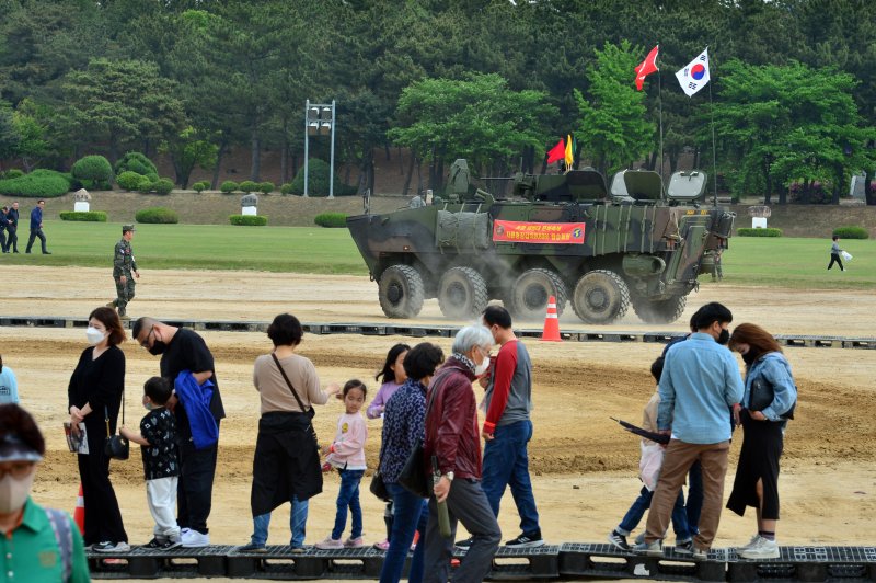 29일 오후 경북 포항시 남구 오천읍 해병대 1사단과 해병의 거리 일원에서 열린 '2023 포항해병대문화축제' 첫 날 축제장을 찾은 시민들이 해병대 K-808 차륜형 장갑차 체험을 하고 있다..2023.4.29/뉴스1 ⓒ News1 최창호 기자
