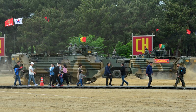 2023 포항해병대문화축제가 열린 29일 오후 경북 포항시 남구 오천읍 해병대 1사단 연병장에서 시민들이 KAAV(한국형상륙돌격장갑차)탑승 체험을 하고 있다.2023.4.29/뉴스1 ⓒ News1 최창호 기자