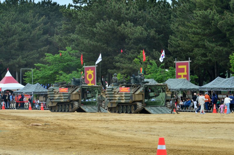 2023 포항해병대문화축제가 열린 29일 오후 경북 포항시 남구 오천읍 해병대 1사단 연병장에서 시민들이 KAAV(한국형상륙돌격장갑차)탑승 체험을 기다리고 있다.2023.4.29/뉴스1 ⓒ News1 최창호 기자