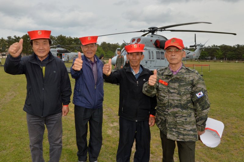 2023 포항해병대문화축제가 열린 29일 오후 경북 포항시 남구 오천읍 해병대 1사단 연병장을 찾은 노병(해병 172기)들이 해병대 항공단 마린온 헬기를 체험한 후 엄지손가락을 치켜 세우고 있다.2023.4.29/뉴스1 ⓒ News1 최창호 기자