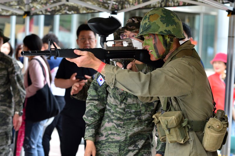 29일 오후 경북 포항시 남구 오천읍 해병대 1사단과 해병의 거리 일원에서 열린 '2023 포항해병대문화축제' 첫 날 축제장을 찾은 미 해병대원이 페인트 탄 사격을 체험하고 있다.2023.4.29/뉴스1 ⓒ News1 최창호 기자