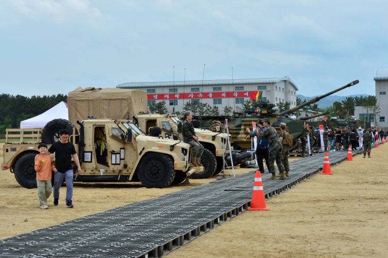 2023 포항해병대문화축제가 열린 29일 오후 경북 포항시 남구 오천읍 해병대 1사단 연병장에서 시민들이 한미 해병대가 사용하는 각종 장비들을 체험하고 있다..2023.4.29/뉴스1 ⓒ News1 최창호 기자