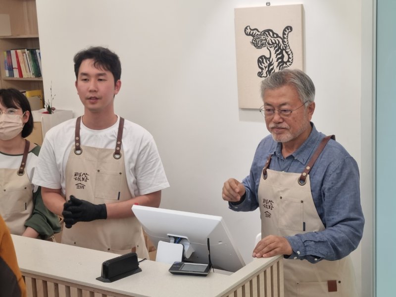 29일 양산 평산책방에서 책 결제 업무를 보고 있는 문재인 전 대통령./뉴스1 이현동 기자