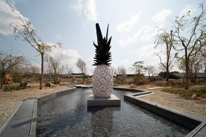 로즈 와일리 작 '파인애플'