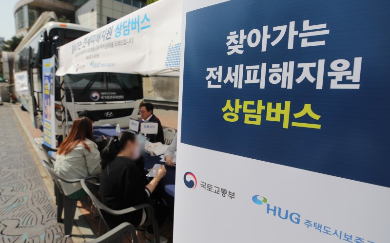 '찾아가는 전세사기 피해지원 상담 버스'에서 임차인들이 상담을 하고 있다. 사진=뉴스1
