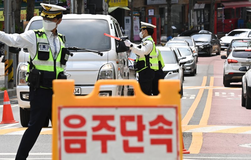 지난 30일 경기도 수원시 장안구 광교산 입구 스쿨존에서 수원중부경찰서 소속 경찰들이 음주운전 단속을 하고 있다. /사진=뉴시스화상