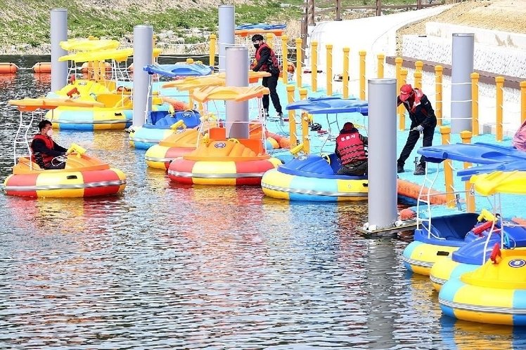 전북 정읍시가 5월2일부터 내장산문화광장 일원에 조성된 수상레저 체험존(Zone)에서 '범퍼보트'를 운영한다. 안전요원들이 시설을 점검하고 있다.(정읍시 제공)2023.4.30/뉴스1