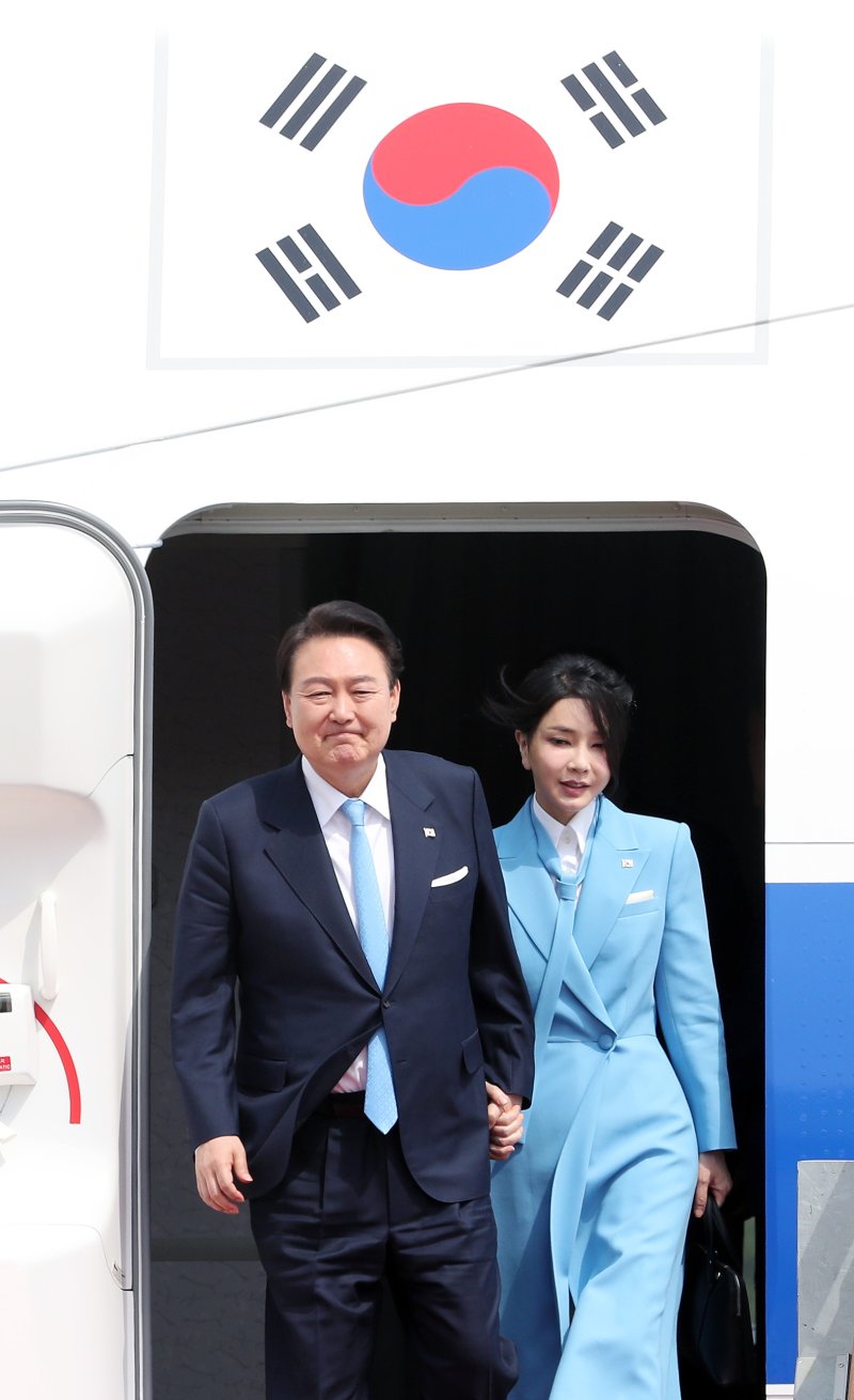 5박 7일 간 미국 국빈방문을 마친 윤석열 대통령과 김건희 여사가 30일 오후 경기 성남시 서울공항에 도착해 공군1호기에서 내리고 있다. 2023.4.30/뉴스1 ⓒ News1 이동해 기자
