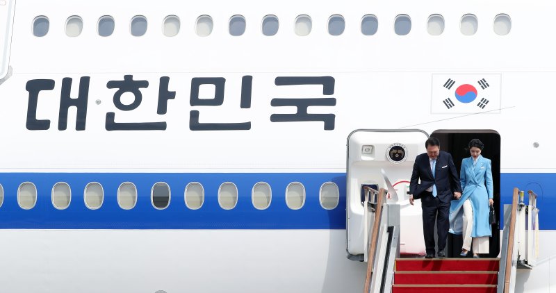 5박 7일 간 미국 국빈방문을 마친 윤석열 대통령과 김건희 여사가 30일 오후 경기 성남시 서울공항에 도착해 공군1호기에서 내리고 있다. 2023.4.30/뉴스1 ⓒ News1 이동해 기자