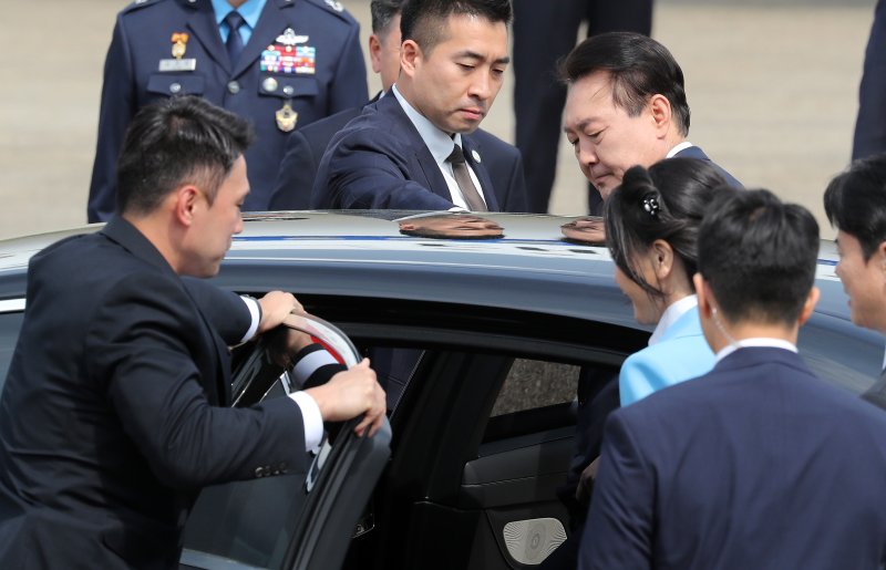 5박 7일 간 미국 국빈방문을 마친 윤석열 대통령과 김건희 여사가 30일 오후 경기 성남시 서울공항에 도착해 준비된 차량에 탑승하고 있다. 2023.4.30/뉴스1 ⓒ News1 이동해 기자