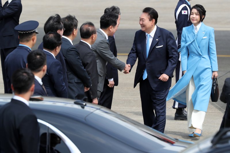 5박 7일 간 미국 국빈방문을 마친 윤석열 대통령과 김건희 여사가 30일 오후 경기 성남시 서울공항에 도착해 영접나온 김기현 국민의힘 대표와 인사를 나누고 있다. 2023.4.30/뉴스1 ⓒ News1 이동해 기자