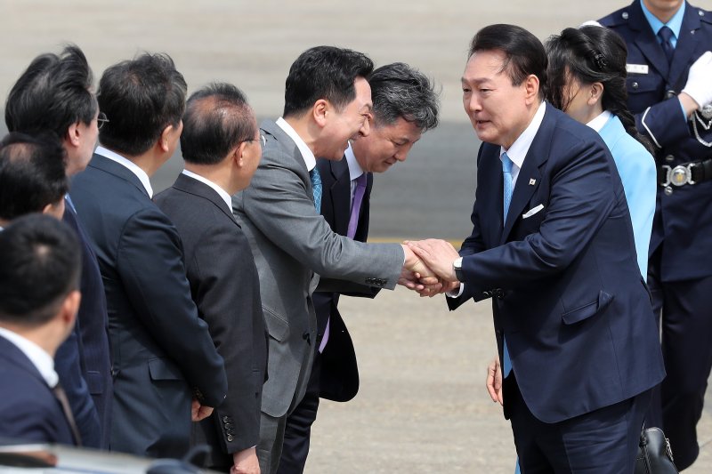 5박 7일 간 미국 국빈방문을 마친 윤석열 대통령과 김건희 여사가 30일 오후 경기 성남시 서울공항에 도착해 영접나온 김기현 국민의힘 대표와 인사를 나누고 있다. 2023.4.30/뉴스1 ⓒ News1 이동해 기자