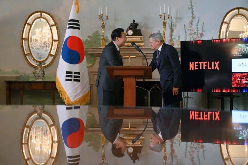 미국을 국빈 방문 중인 윤석열 대통령이 24일(현지시간) 워싱턴DC 블레어하우스에서 테드 서랜도스 넷플릭스 공동 최고경영자(CEO)를 접견하며 악수하고 있다. (대통령실 제공) 2023.4.25/뉴스1 ⓒ News1 오대일 기자