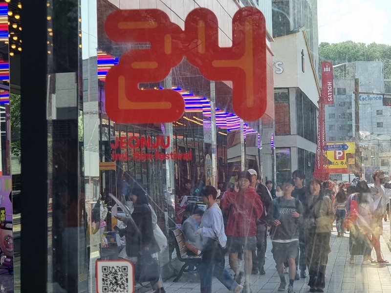 주말을 맞은 30일 전북 전주시 완산구 고사동 영화의거리에 시민들이 북적이고 있는 모습.2023.4.30/뉴스1 이지선기자