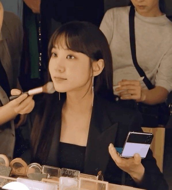 박은빈이 갤럭시Z플립 시리즈로 보이는 스마트폰을 들고 있는 모습. 출처=온라인 커뮤니티