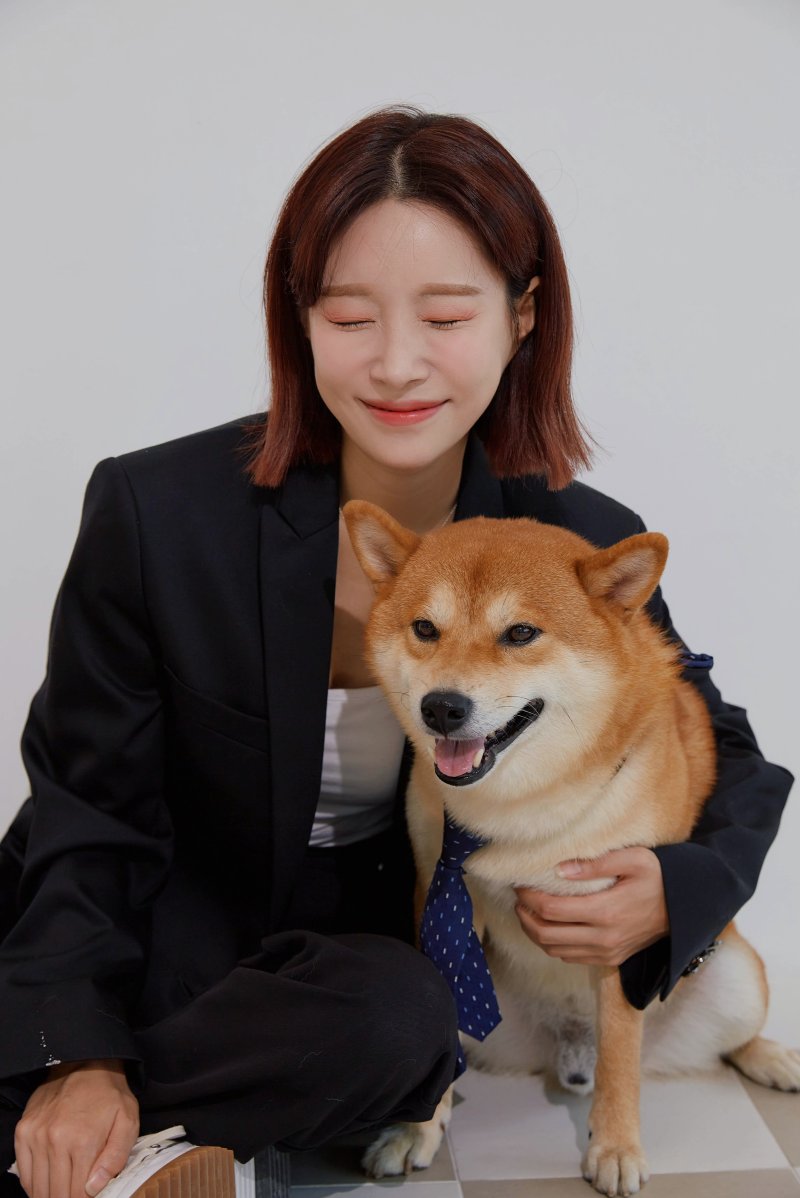 [서울=뉴시스] '지유개' 채널의 이지유(35)와 그의 반려견 이치(시바견 종) (사진=지유개 제공) 2023.04.27 photo@newsis.com *재판매 및 DB 금지
