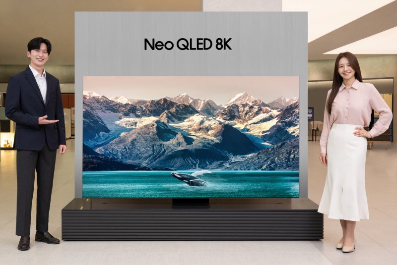 삼성전자 모델이 서울 강남구 삼성 디지털프라자 대치본점에서 2023형 Neo QLED 8K 85형 제품을 선보이는 모습. (삼성전자 제공) 2023.2.20/뉴스1