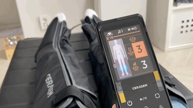 세라젬 척추 의료기기 V7 메디테크를 조작하는 모습 ⓒ News1 이민주 기자