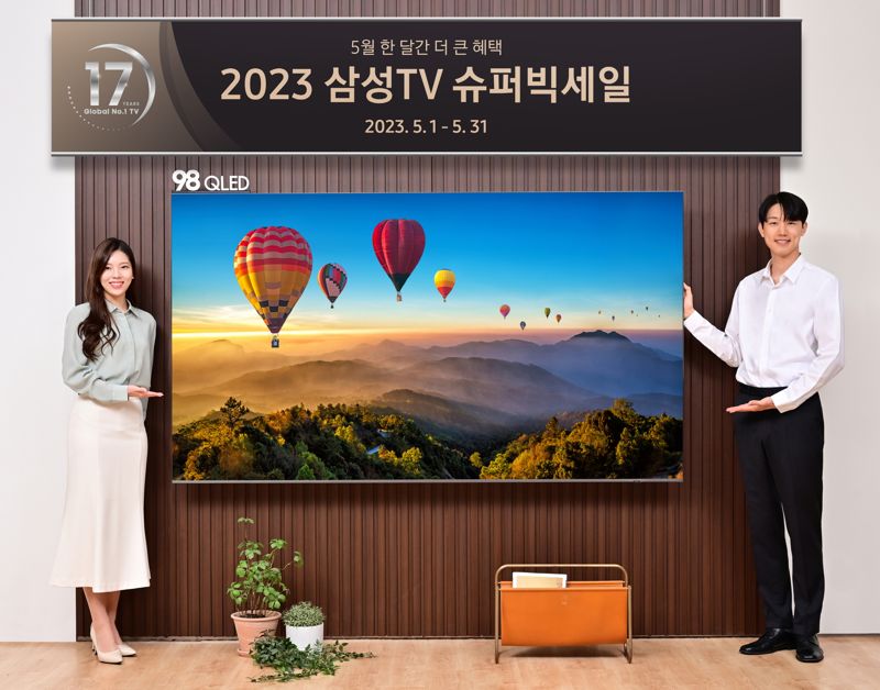 삼성전자 모델이 1일 서울 논현동에 위치한 삼성스토어 청담점에서 ‘2023 삼성 TV 슈퍼빅세일’을 소개하고 있다. 삼성전자 제공