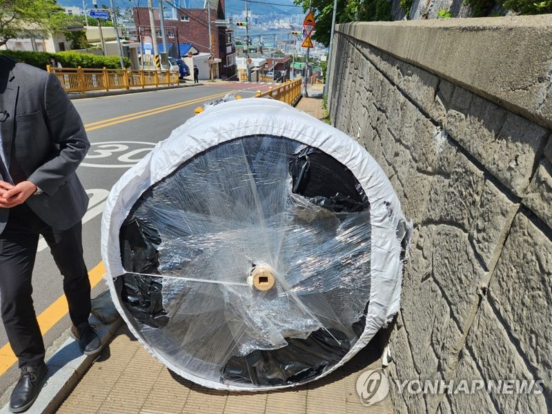 지난달 28일 오전 부산 영도구 한 초등학교 등굣길에 1.5t짜리 원통형 화물이 굴러와 어린이 1명이 숨지고 어린이와 어른 등 3명이 다치는 사고가 발생했다. 사진은 등굣길로 굴러온 화물 모습. 사진=연합뉴스 제공