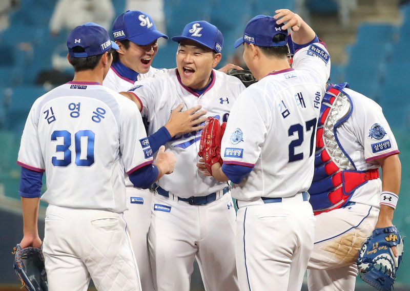 27일 오후 대구 삼성라이온즈파크에서 열린 프로야구 '신한은행 SOL 2023 KBO리그' 두산 베어스와 삼성 라이온즈의 경기, 7회말 2사 만루 상황 오재일의 역전 만루홈런으로 6-7 승리을 거둔 삼성 선수들이 기쁨을 나누고 있다. 2023.4.27/뉴스1 ⓒ News1 공정식 기자