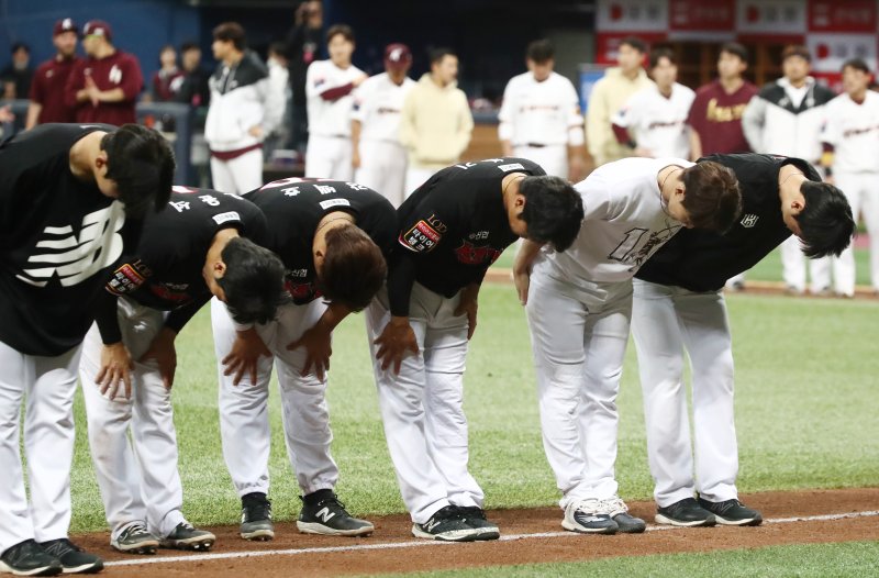27일 오후 서울 구로구 고척스카이돔에서 열린 2023 신한 SOL KBO리그 KT 위즈와 키움 히어로즈의 경기에서 3대1로 패배한 KT 선수들이 팬들을 향해 인사하고 있다. 2023.4.27/뉴스1 ⓒ News1 김민지 기자