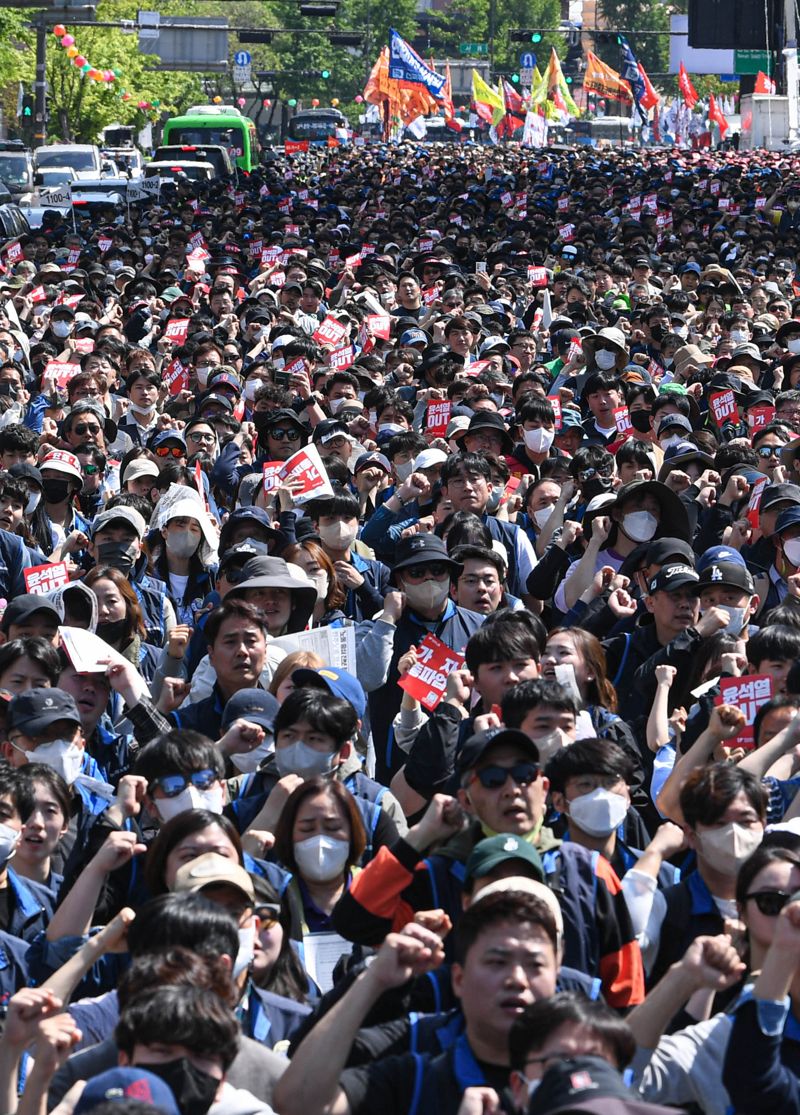 근로자의 날인 1일 오후 서울 세종대로 일대에서 노동자 단체들이 노동개악 저지 5.1 총궐기 세계노동절대회에 참가해 구호를 외치고 있다.
