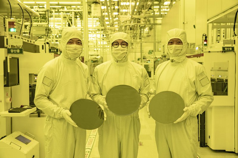 지난해 6월 30일 삼성전자 파운드리사업부 정원철 상무(왼쪽부터), 구자흠 부사장, 강상범 상무가 화성캠퍼스 3나노 양산라인에서 3나노 웨이퍼를 보여주고 있다. 삼성전자 제공