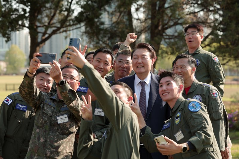 윤석열 대통령이 1일 오후 서울 용산 대통령실에서 수단 교민 구출 '프라미스' 작전을 성공적으로 수행한 참가자들과 기념사진을 찍고 있다. [대통령실 제공] 연합뉴스