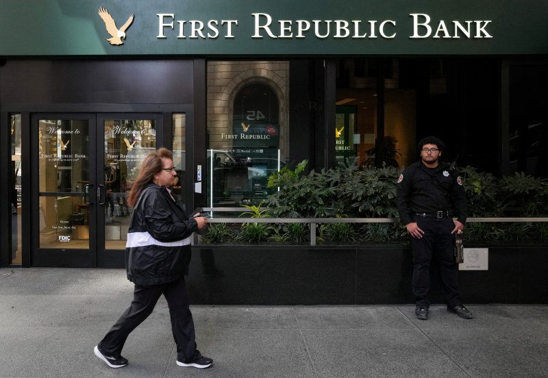 미국 지역 은행인 퍼스트리퍼블릭은행 앞으로 미국 시민이 지나가고 있다. 뉴스1 제공